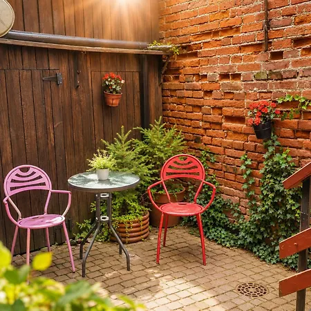 Two Level Old Town Loft Private Courtyard And Entrance